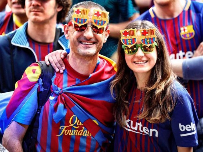 Cules có nghĩa là gì? Sẵn sàng mặc trang phục in logo Barcelona